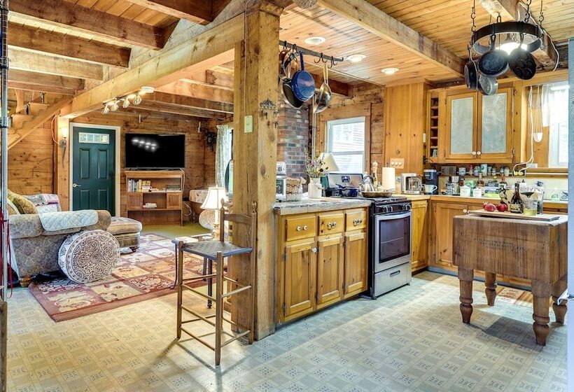 Cozy Cabin In West Chazy W/ Fall Foliage Views!