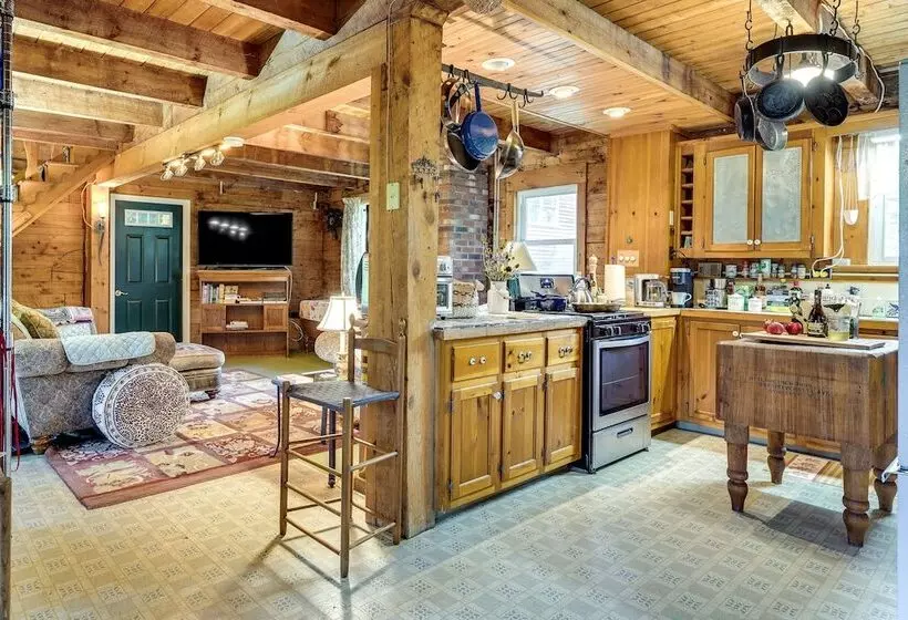 Cozy Cabin In West Chazy W/ Fall Foliage Views!