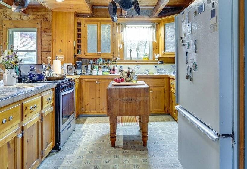 Cozy Cabin In West Chazy W/ Fall Foliage Views!