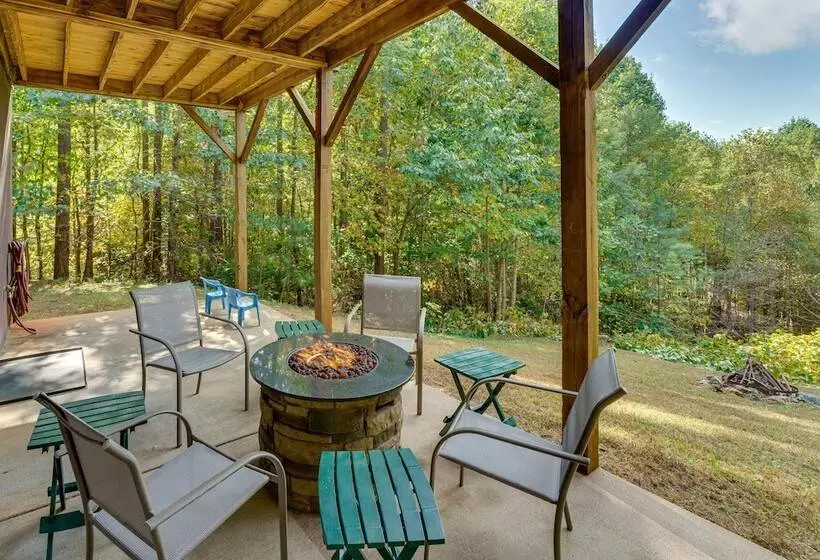 Deck, Grill & Fire Pit: Blue Ridge Mountain Cabin!