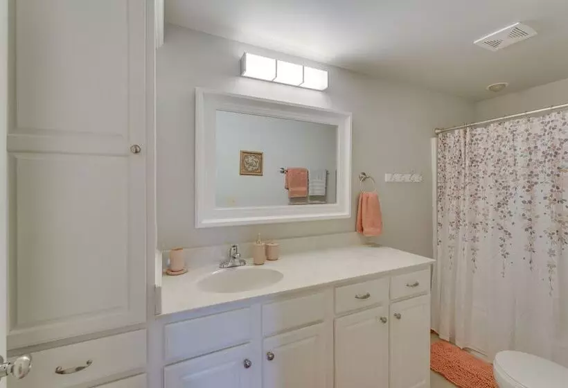 Deck, Grill & Fire Pit: Blue Ridge Mountain Cabin!