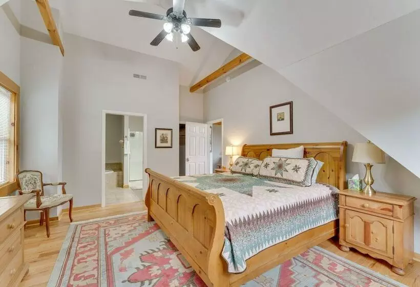 Deck, Grill & Fire Pit: Blue Ridge Mountain Cabin!