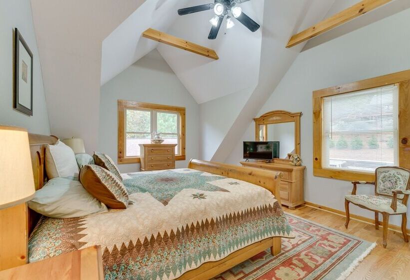 Deck, Grill & Fire Pit: Blue Ridge Mountain Cabin!