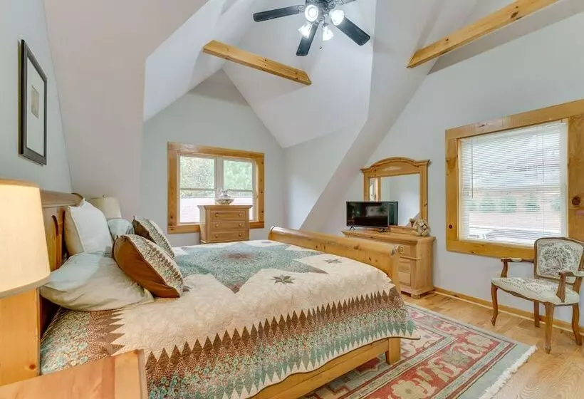 Deck, Grill & Fire Pit: Blue Ridge Mountain Cabin!