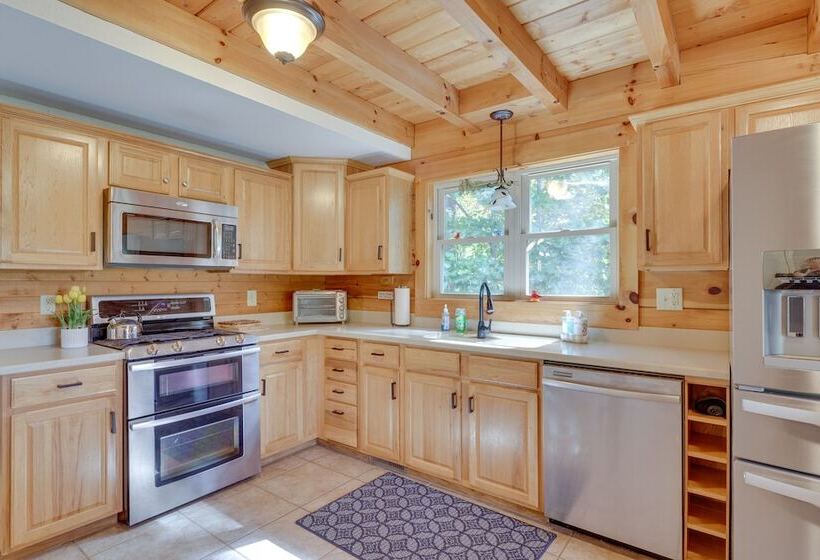 Deck, Grill & Fire Pit: Blue Ridge Mountain Cabin!