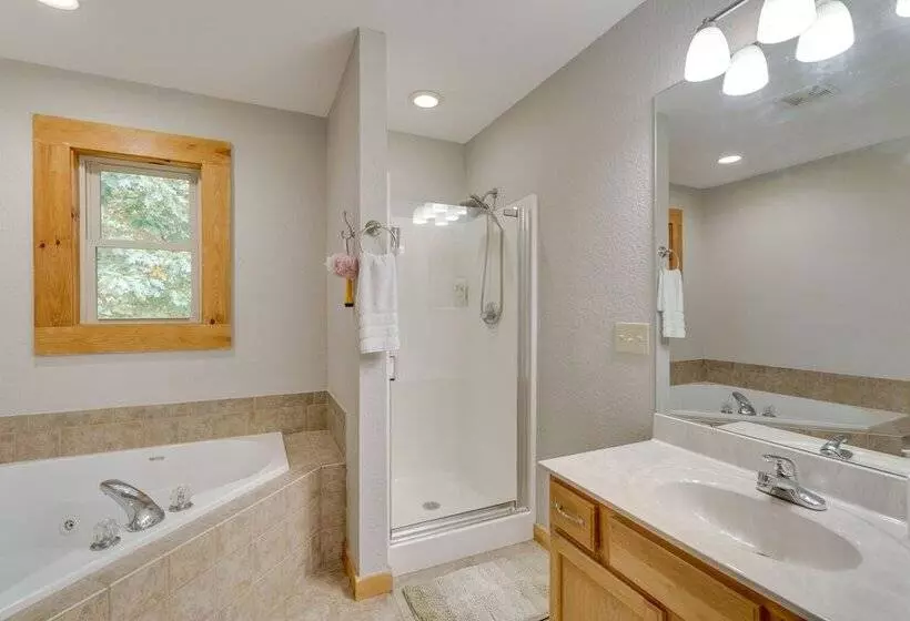 Deck, Grill & Fire Pit: Blue Ridge Mountain Cabin!