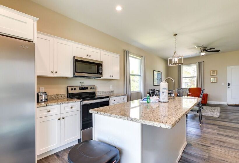 Englewood Home W/ Screened Porch ~ 6 Mi To Beach!