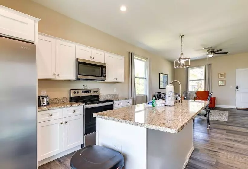 Englewood Home W/ Screened Porch ~ 6 Mi To Beach!