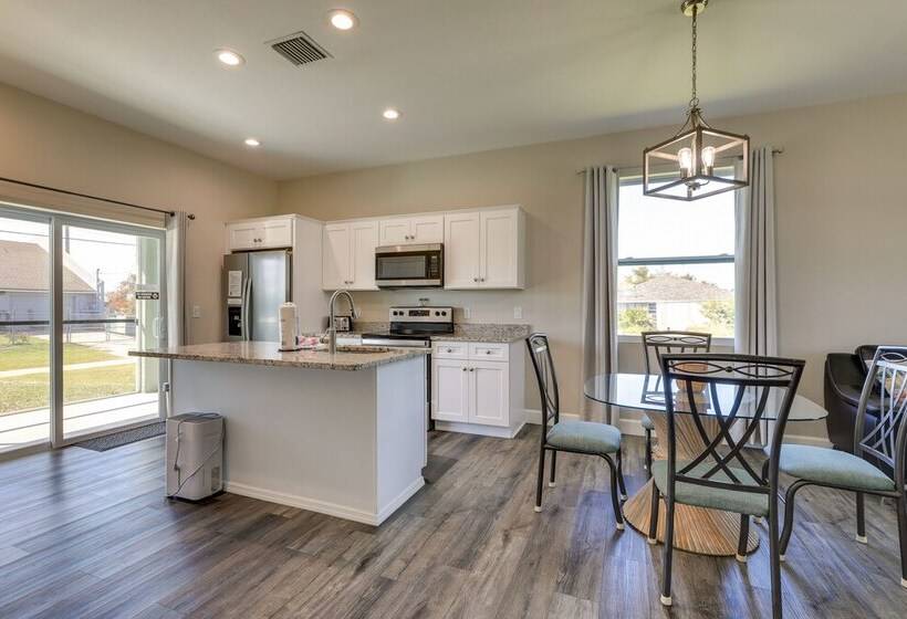 Englewood Home W/ Screened Porch ~ 6 Mi To Beach!