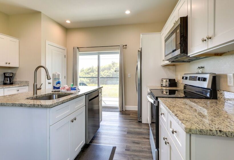 Englewood Home W/ Screened Porch ~ 6 Mi To Beach!