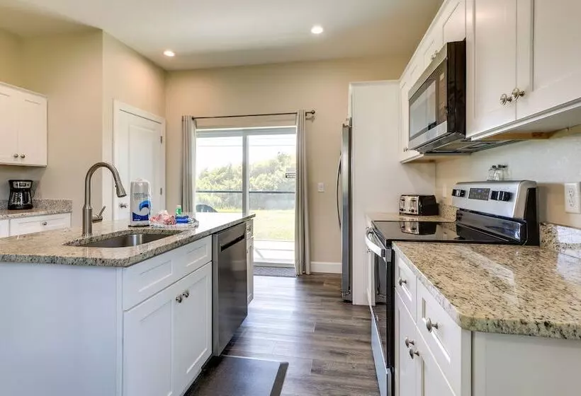 Englewood Home W/ Screened Porch ~ 6 Mi To Beach!
