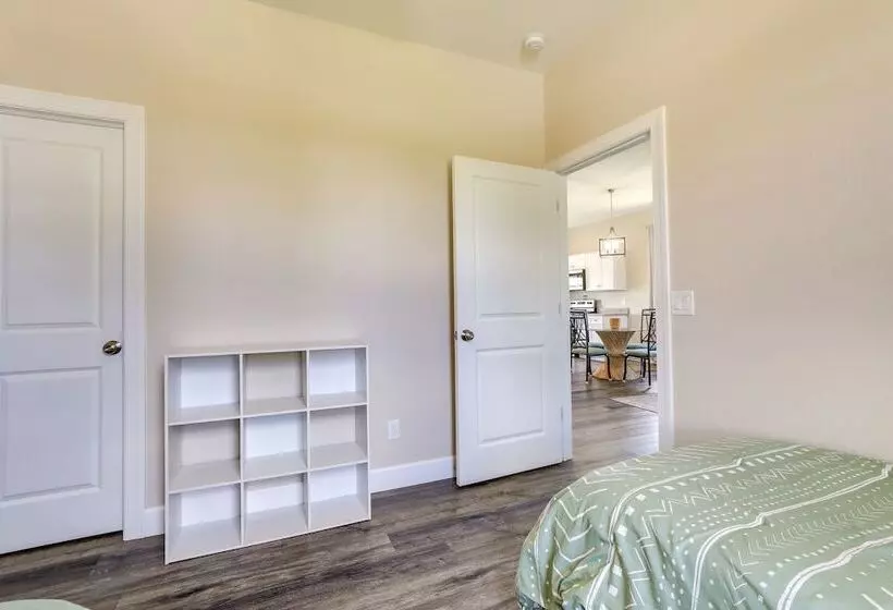 Englewood Home W/ Screened Porch ~ 6 Mi To Beach!