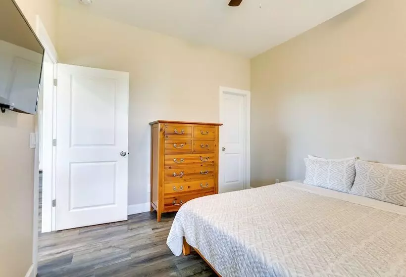 Englewood Home W/ Screened Porch ~ 6 Mi To Beach!
