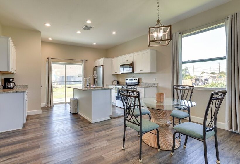 Englewood Home W/ Screened Porch ~ 6 Mi To Beach!