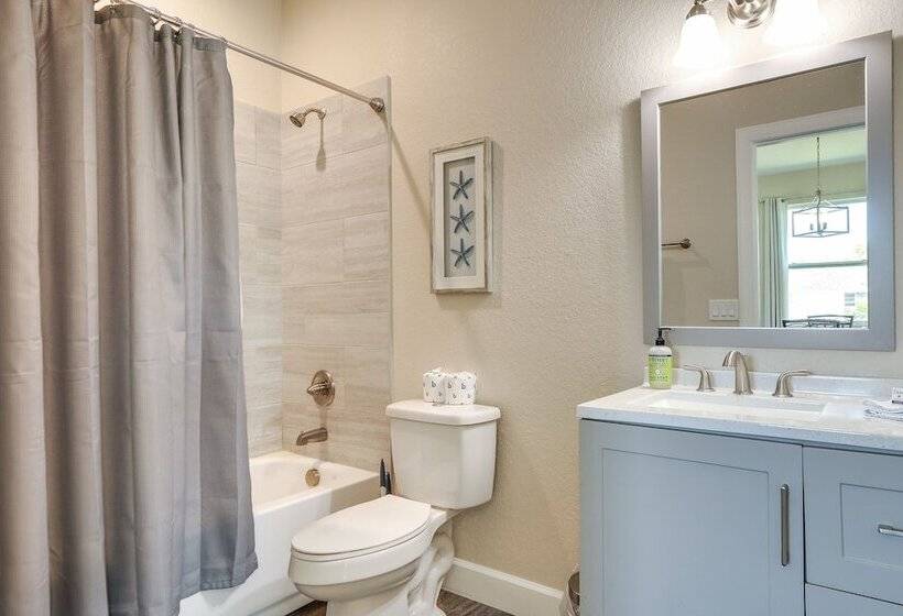 Englewood Home W/ Screened Porch ~ 6 Mi To Beach!