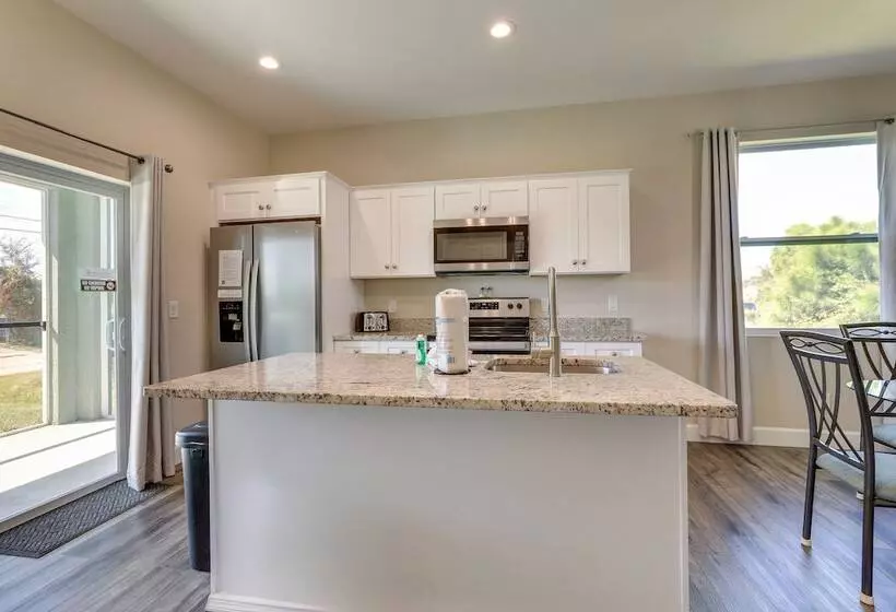 Englewood Home W/ Screened Porch ~ 6 Mi To Beach!