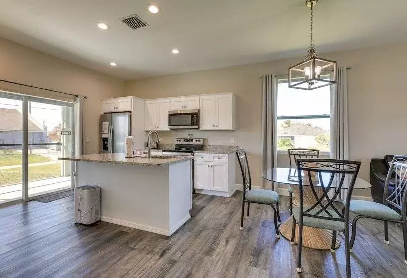 Englewood Home W/ Screened Porch ~ 6 Mi To Beach!