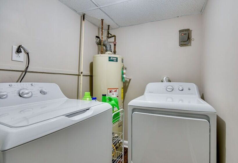 Family Friendly Tuskegee Home: 3 Mi To University!