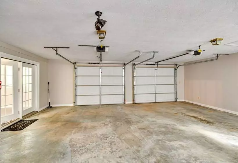 Family Friendly Tuskegee Home: 3 Mi To University!