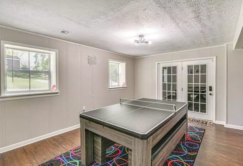 Family Friendly Tuskegee Home: 3 Mi To University!