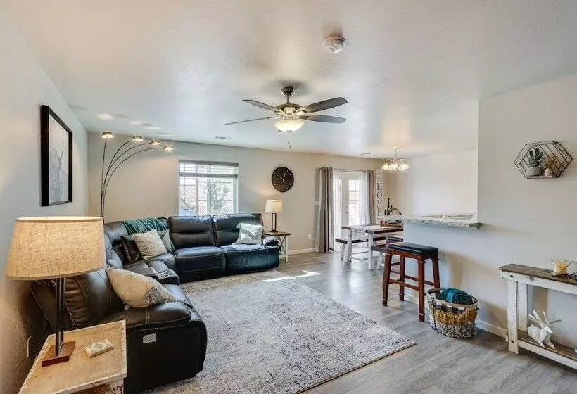 Gold Canyon Vacation W/ Private Patio & Fire Pit!