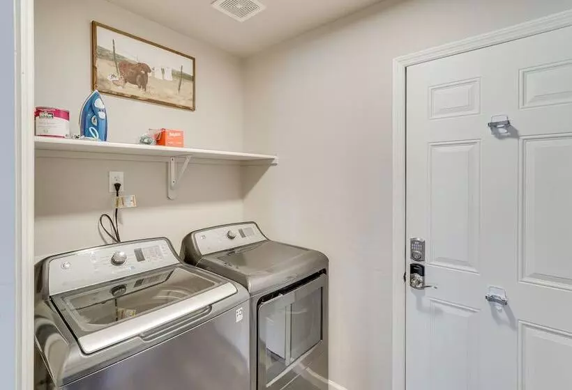 Gold Canyon Vacation W/ Private Patio & Fire Pit!