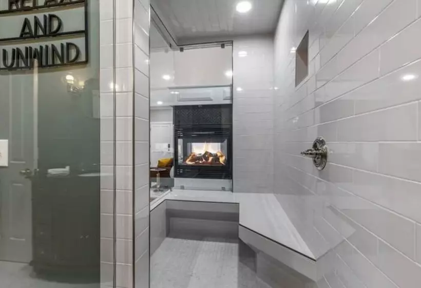 هتل Posh Hillside Suite With Pool & Hot Tub