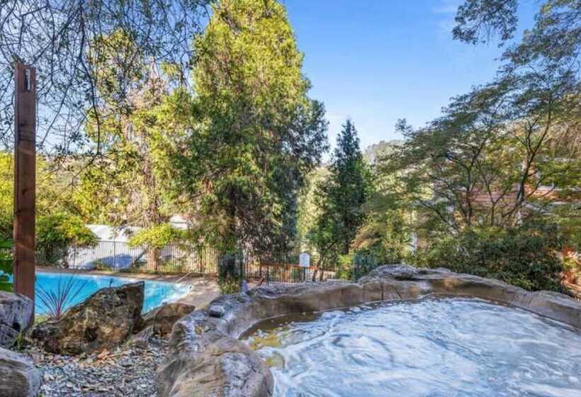 Отель Posh Hillside Suite With Pool & Hot Tub