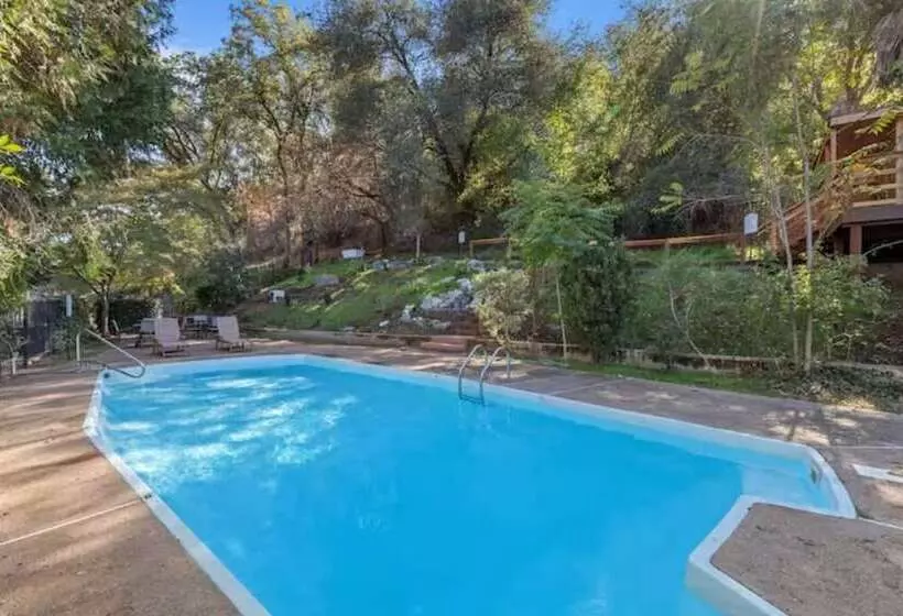 هتل Posh Hillside Suite With Pool & Hot Tub