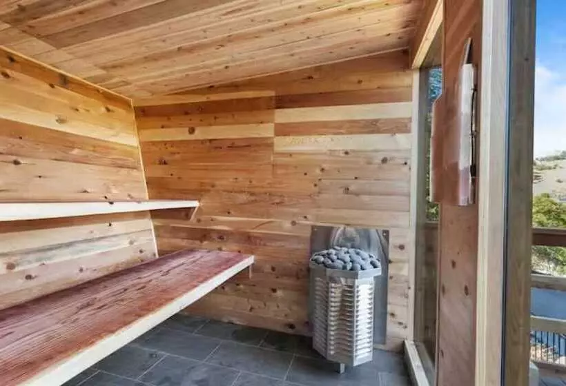 هتل Posh Hillside Suite With Pool & Hot Tub