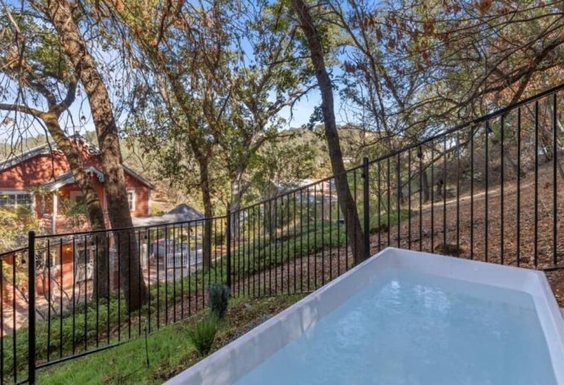 Отель Posh Hillside Suite With Pool & Hot Tub