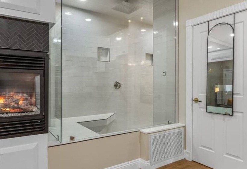 Отель Posh Hillside Suite With Pool & Hot Tub