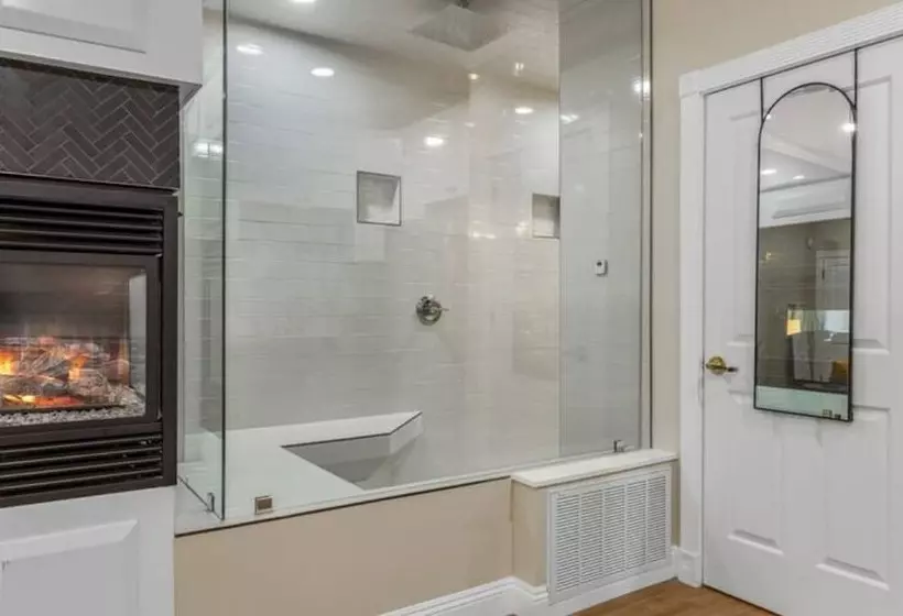 هتل Posh Hillside Suite With Pool & Hot Tub