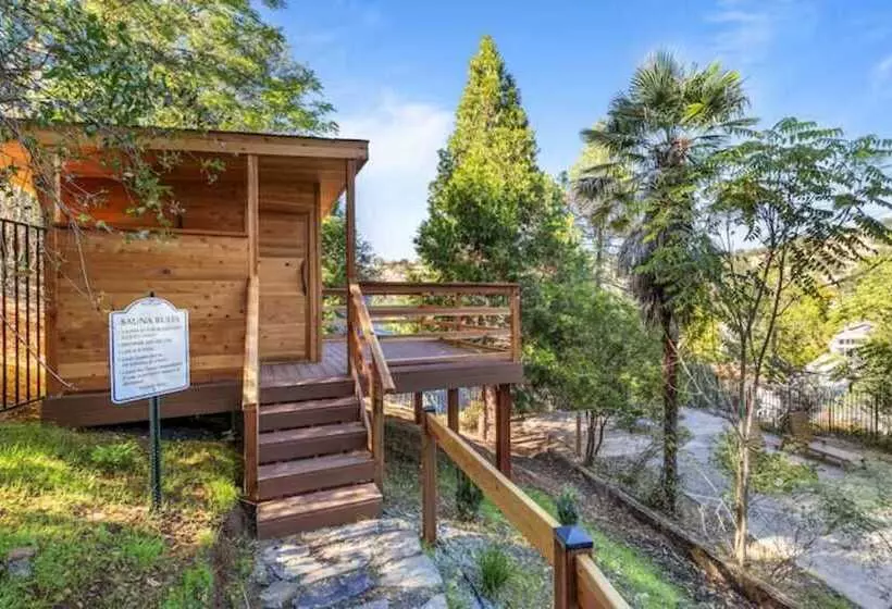 هتل Posh Hillside Suite With Pool & Hot Tub