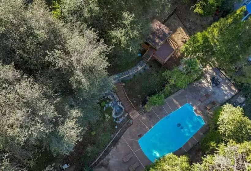هتل Posh Hillside Suite With Pool & Hot Tub