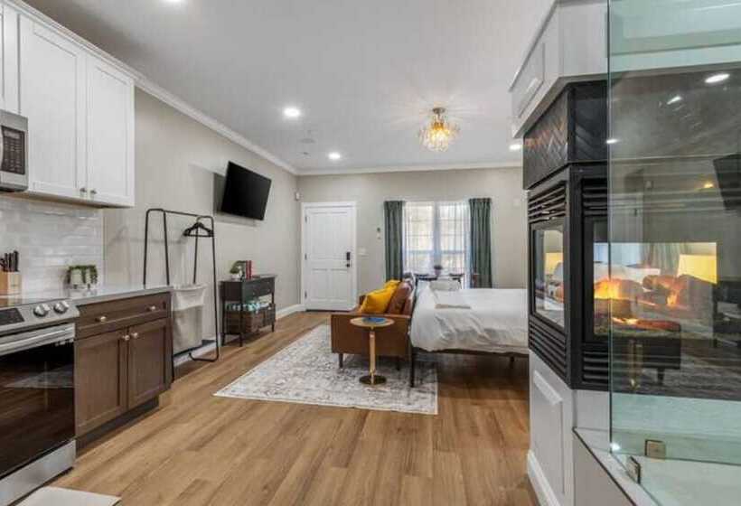 Отель Posh Hillside Suite With Pool & Hot Tub