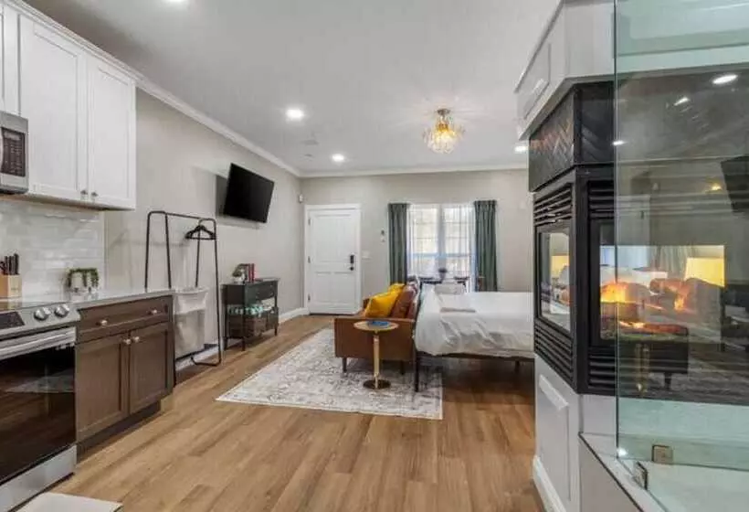 هتل Posh Hillside Suite With Pool & Hot Tub