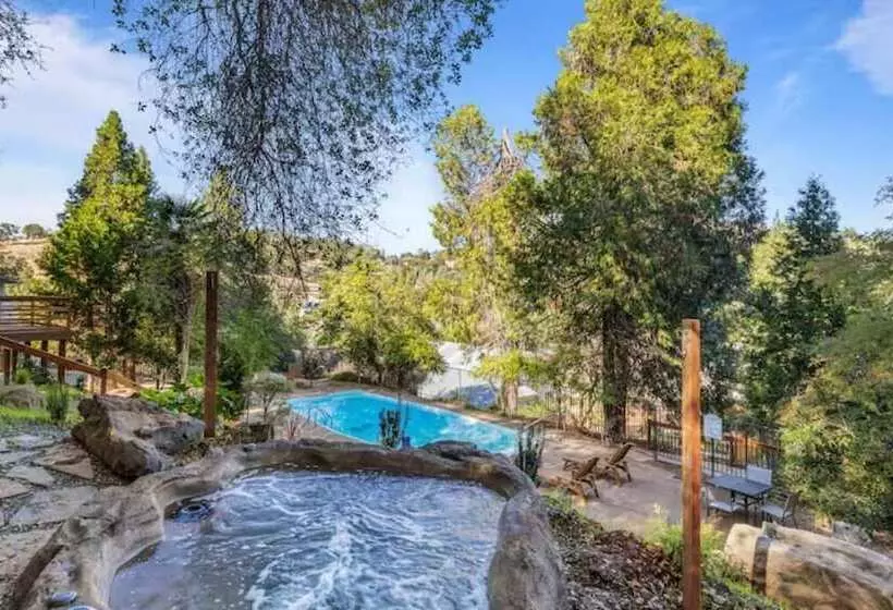 هتل Posh Hillside Suite With Pool & Hot Tub