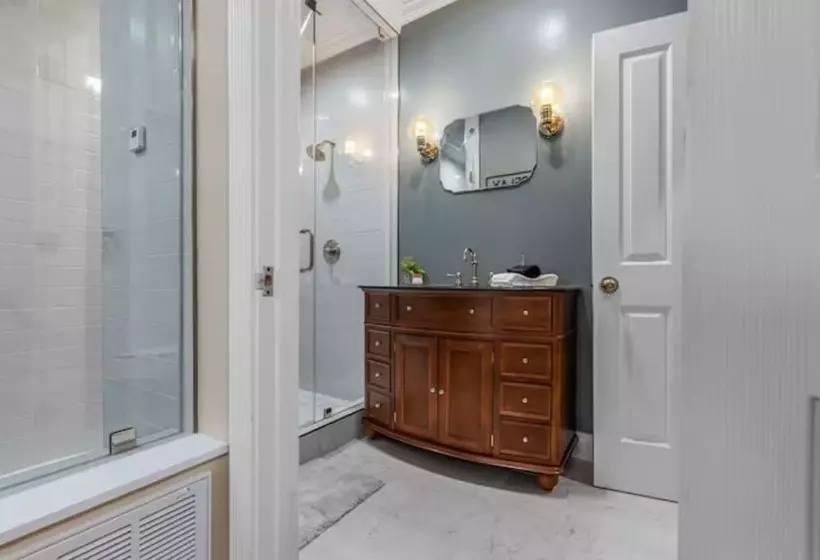 هتل Posh Hillside Suite With Pool & Hot Tub