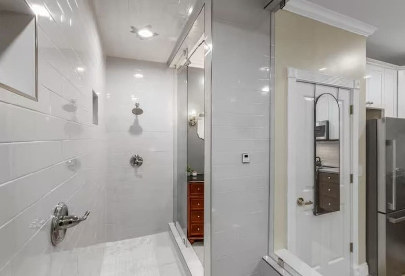 Отель Posh Hillside Suite With Pool & Hot Tub