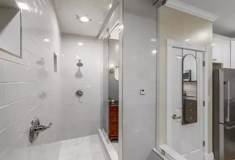 هتل Posh Hillside Suite With Pool & Hot Tub