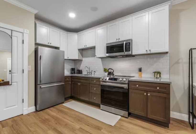 Отель Posh Hillside Suite With Pool & Hot Tub