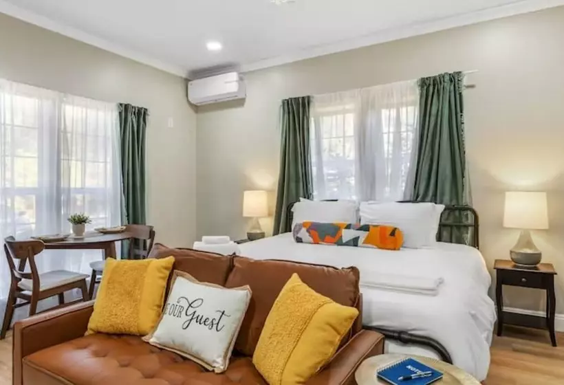 هتل Posh Hillside Suite With Pool & Hot Tub