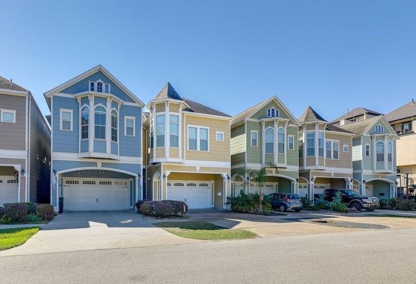 Houston Home Near Downtown W/ Pool & Hot Tub!