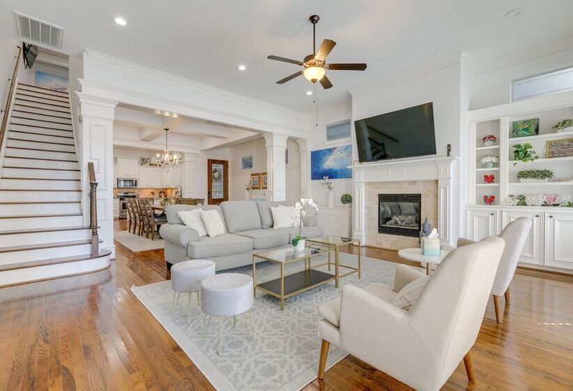 Houston Home Near Downtown W/ Pool & Hot Tub!