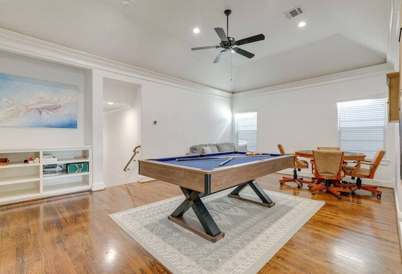 Houston Home Near Downtown W/ Pool & Hot Tub!