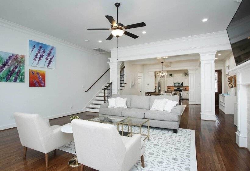Houston Home Near Downtown W/ Pool & Hot Tub!