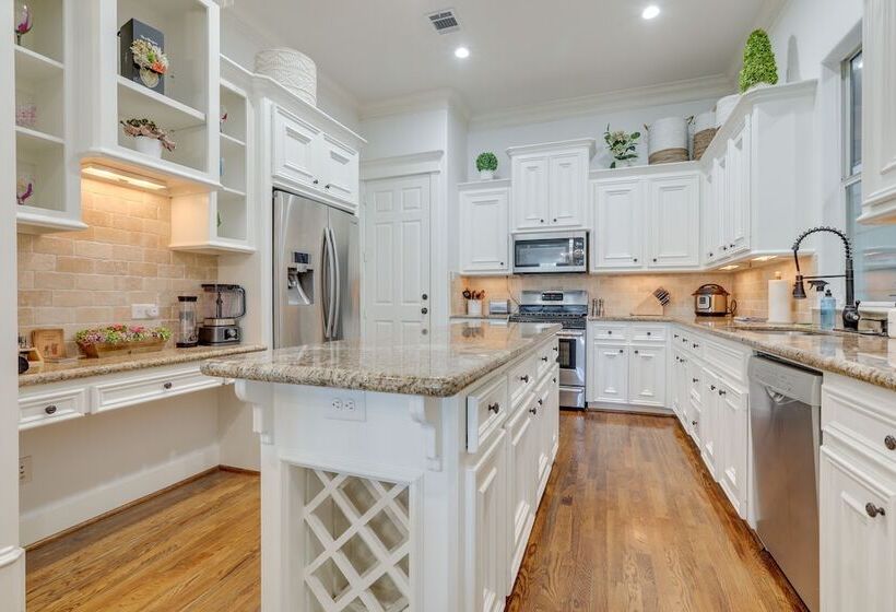 Houston Home Near Downtown W/ Pool & Hot Tub!