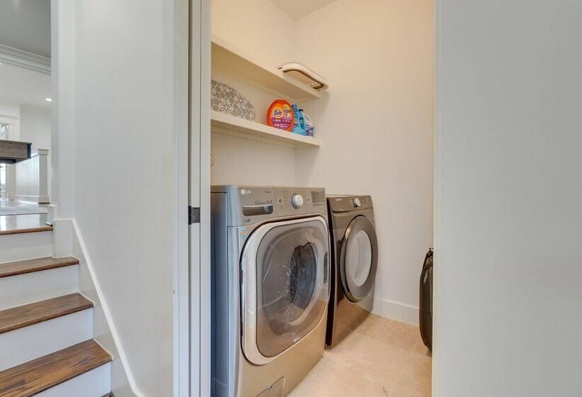 Houston Home Near Downtown W/ Pool & Hot Tub!