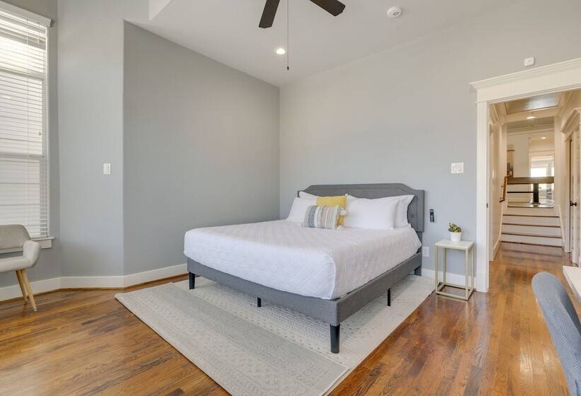 Houston Home Near Downtown W/ Pool & Hot Tub!